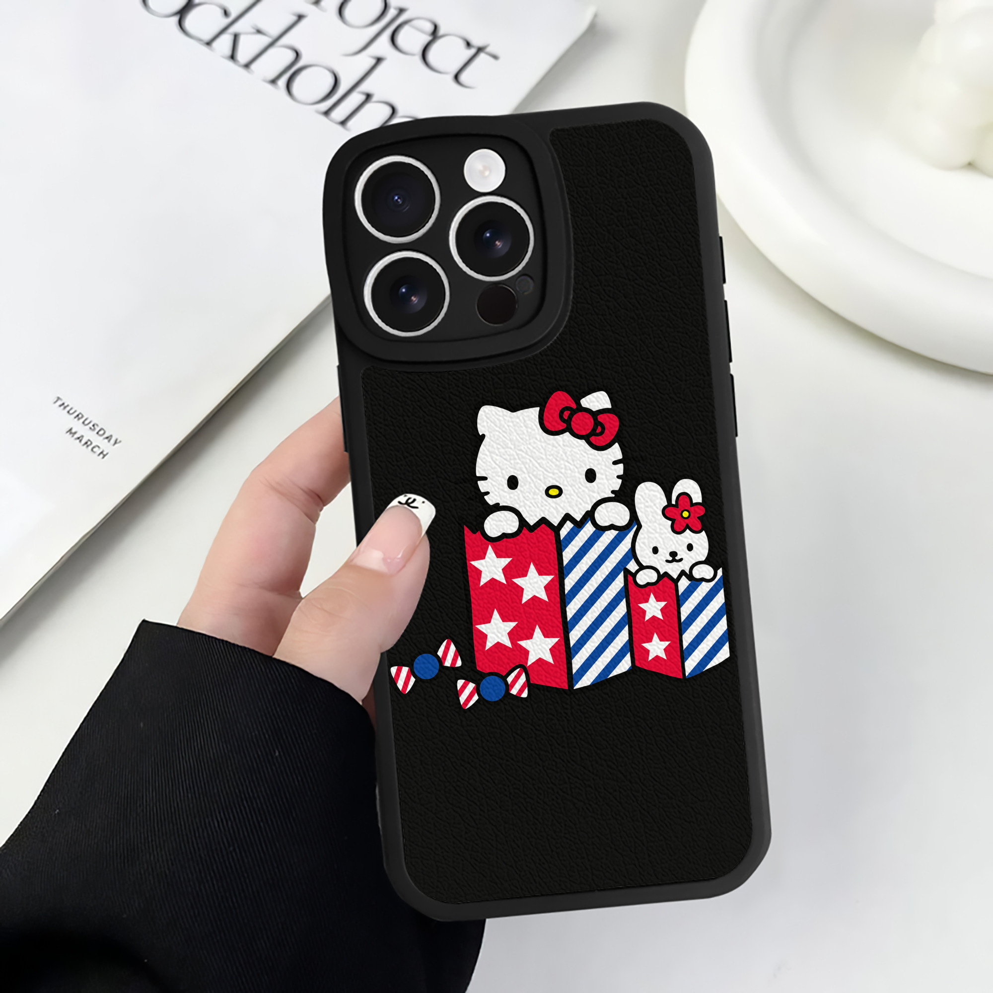 （画像用） Hello Kitty ハローキティ 【iPhone 16シリーズ対応】シリコンスマホケース（レザー調） 材質：シリコン